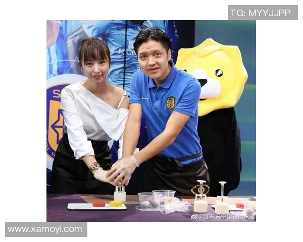 足球明星品尝中国月饼的趣味视频分享，感受传统美食的魅力与文化传承