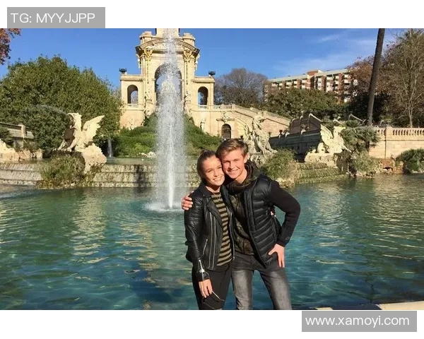 足球明星女友社交媒体晒出新照片引发热议网友纷纷评论点赞