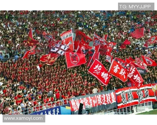 为足球明星助威跳舞的人们展现激情与梦想的舞台盛宴